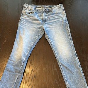 American Eagle Men’s Airflex lighter blue wash slim fit jean. 38x32